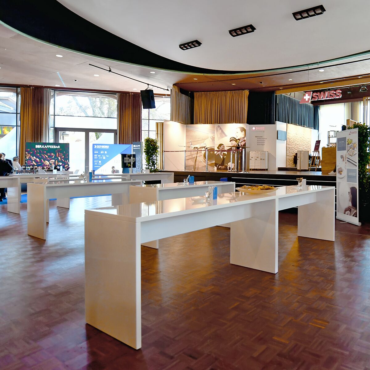 grosser stehtisch mieten für event und messe