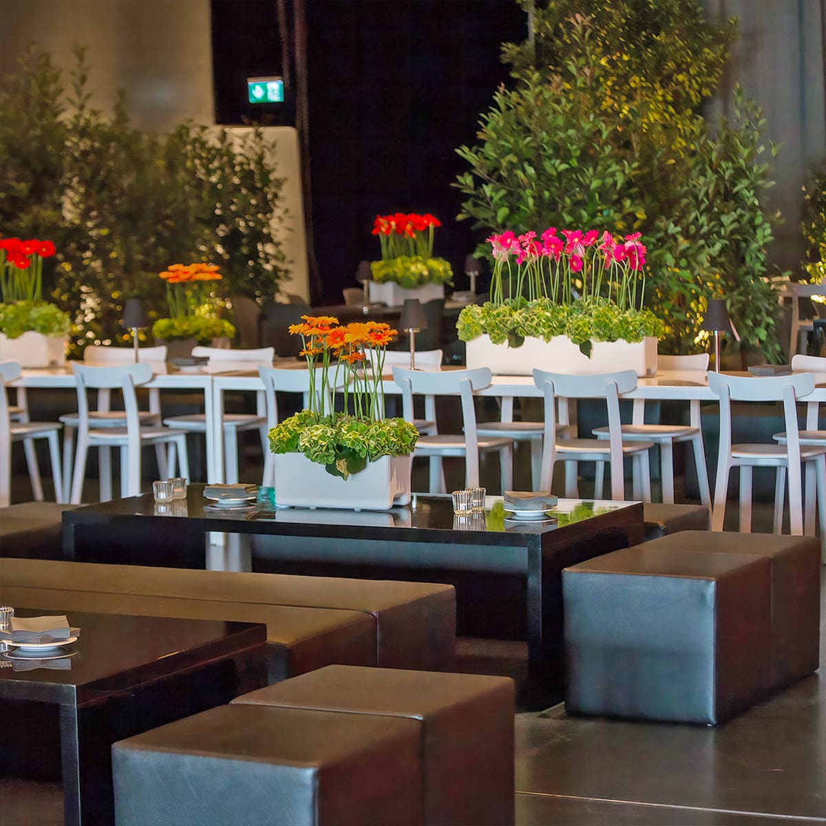 lounge-möbel-mieten-mit-blumendeko-bild-kkl-luzern-schweiz