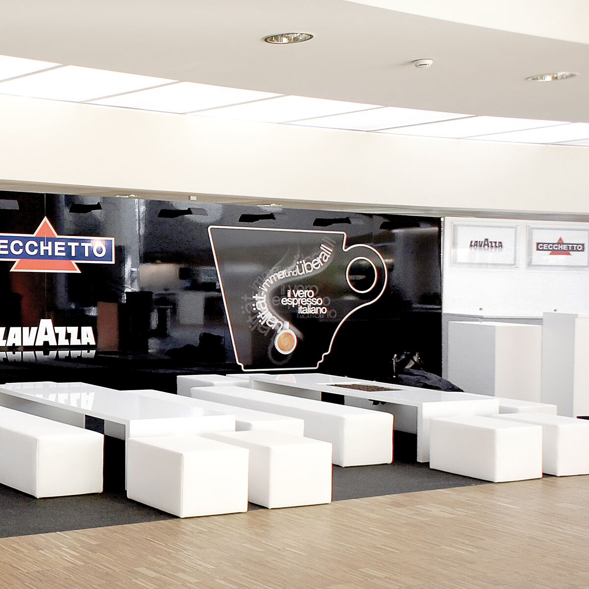 loungetisch mit vitrinen einsatz mieten