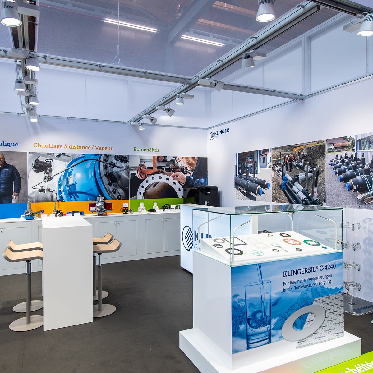 messestand mit grosser vitrine