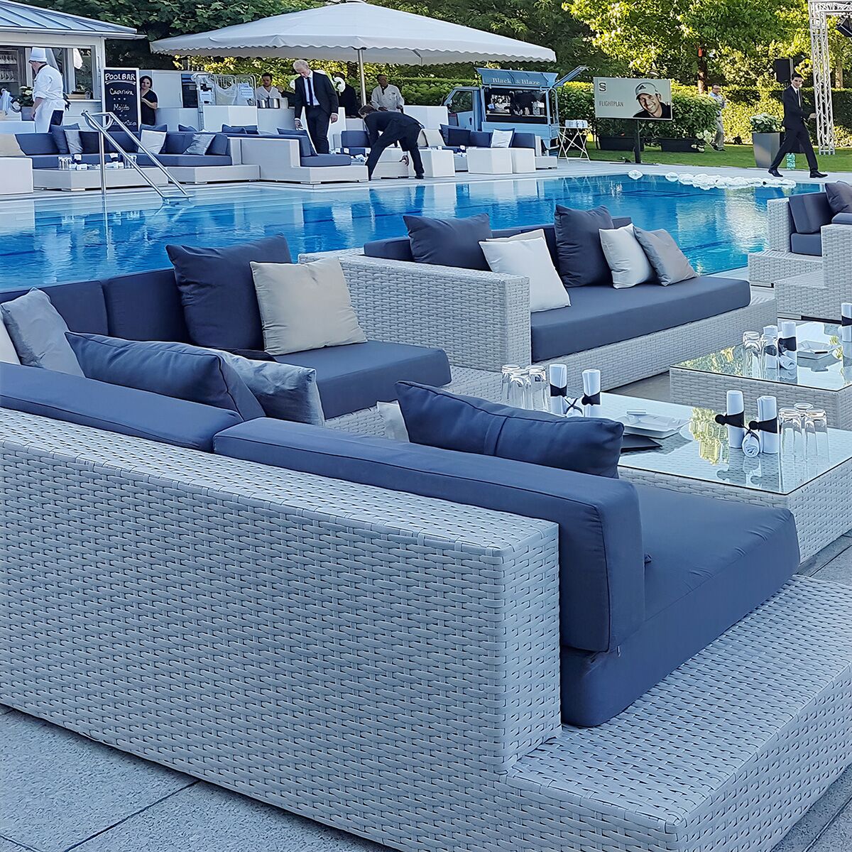 outdoor lounge mieten rattan mit dekokissen fuer event catering