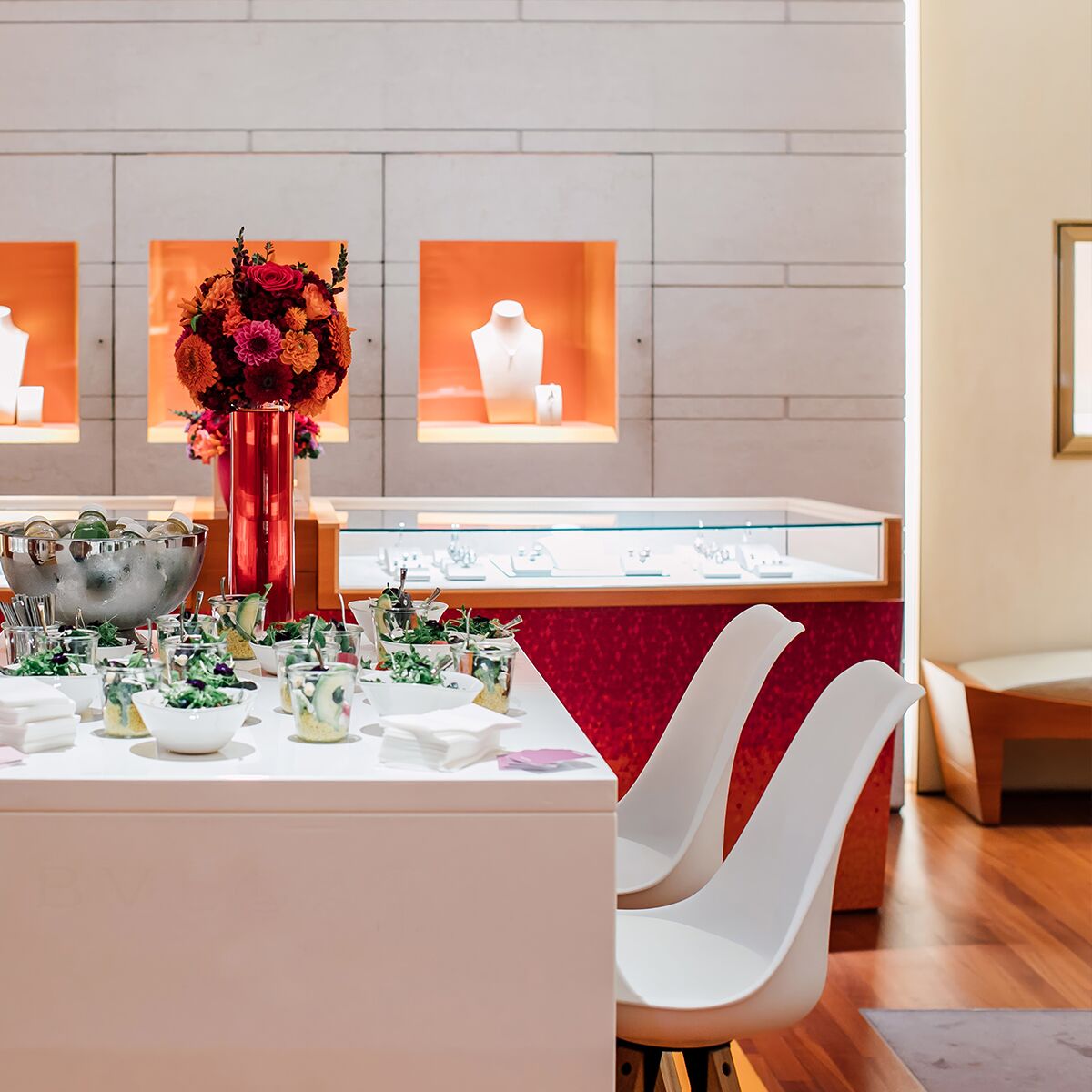 schalen barhocker mieten mit lehne und stehtisch