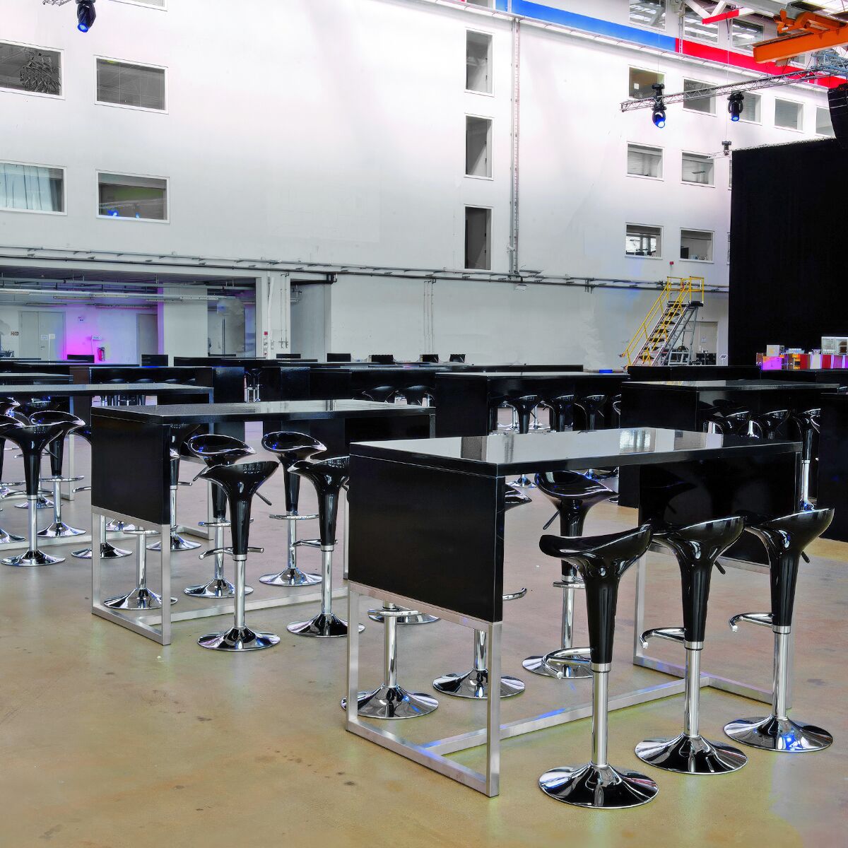 schwarze barhocker mieten mit stehtischen