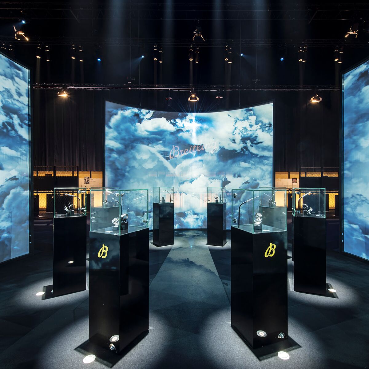 schwarze design vitrine mieten für uhren ausstellung