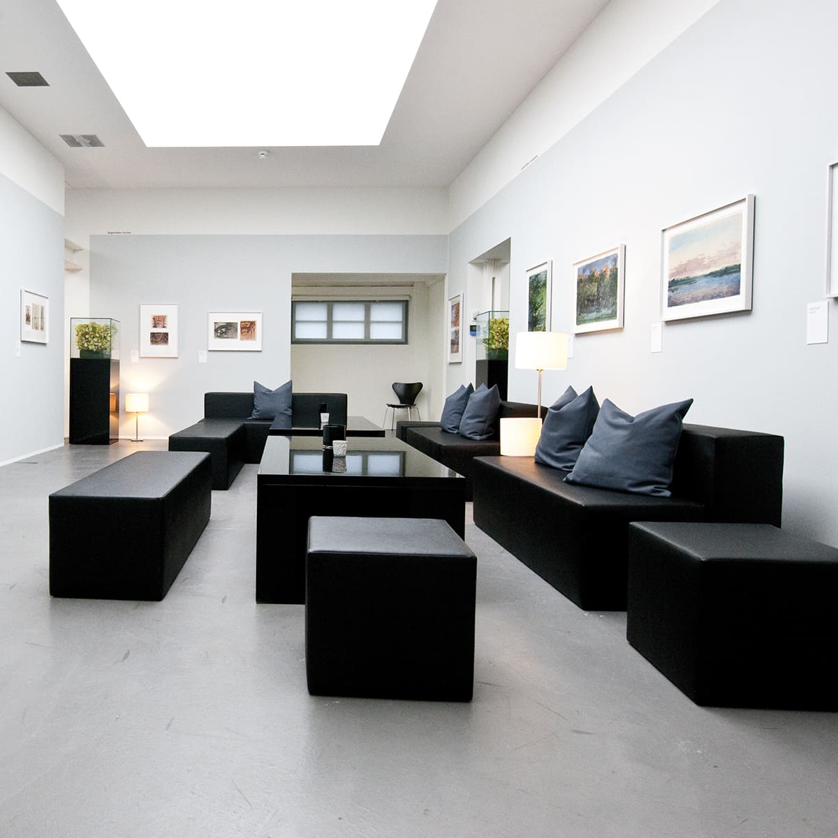 schwarze-lounge-mieten-mit-lehnen-für-event-gallerie-zürich