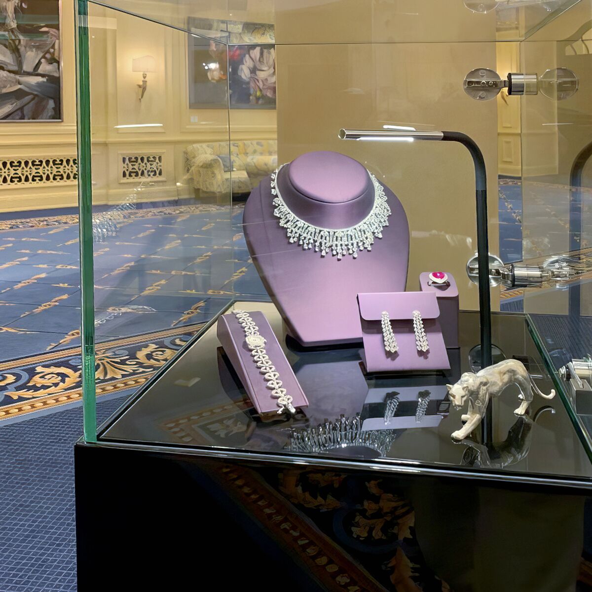 schwarze schmuck vitrine mieten