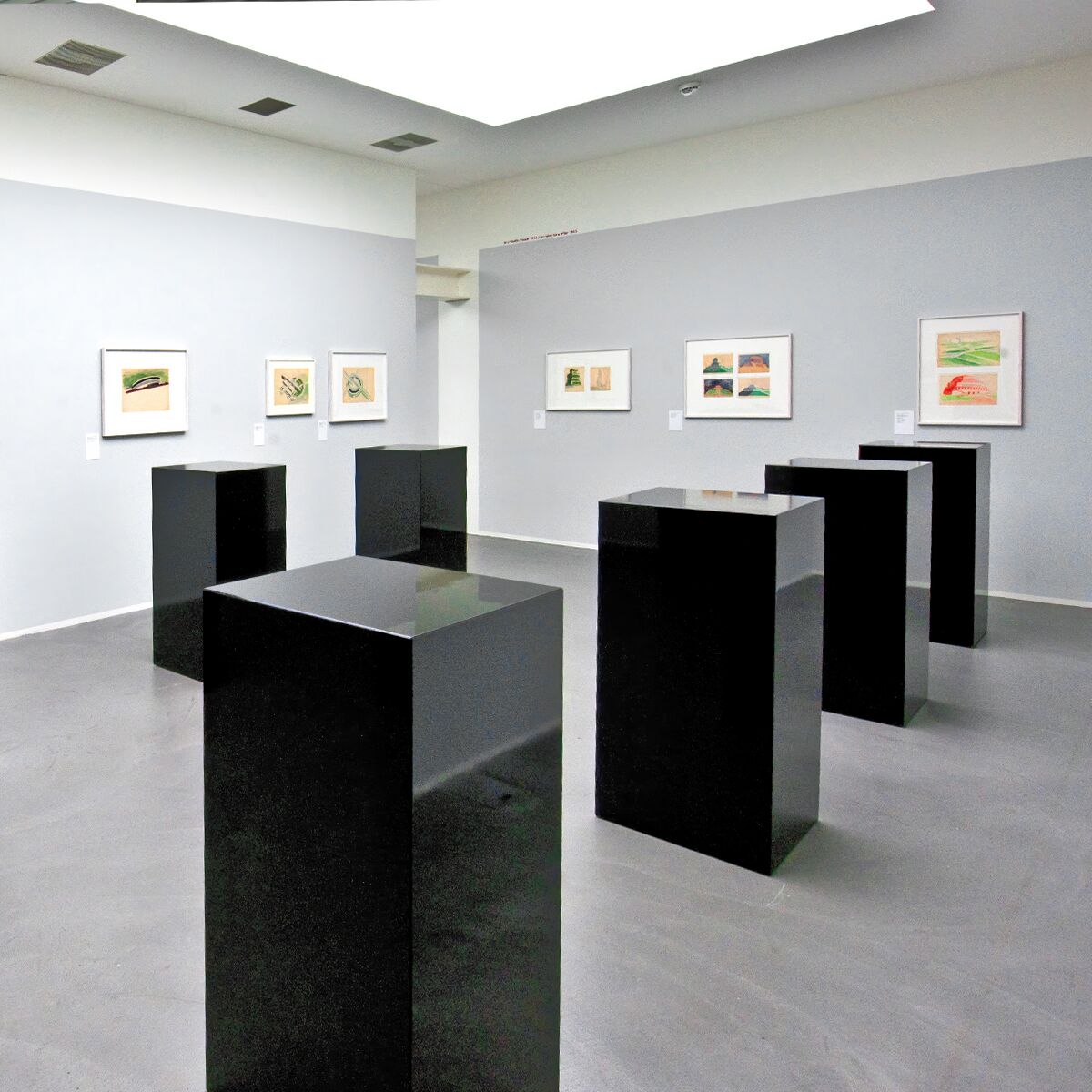 schwarzer stehtisch mieten für event ausstellung