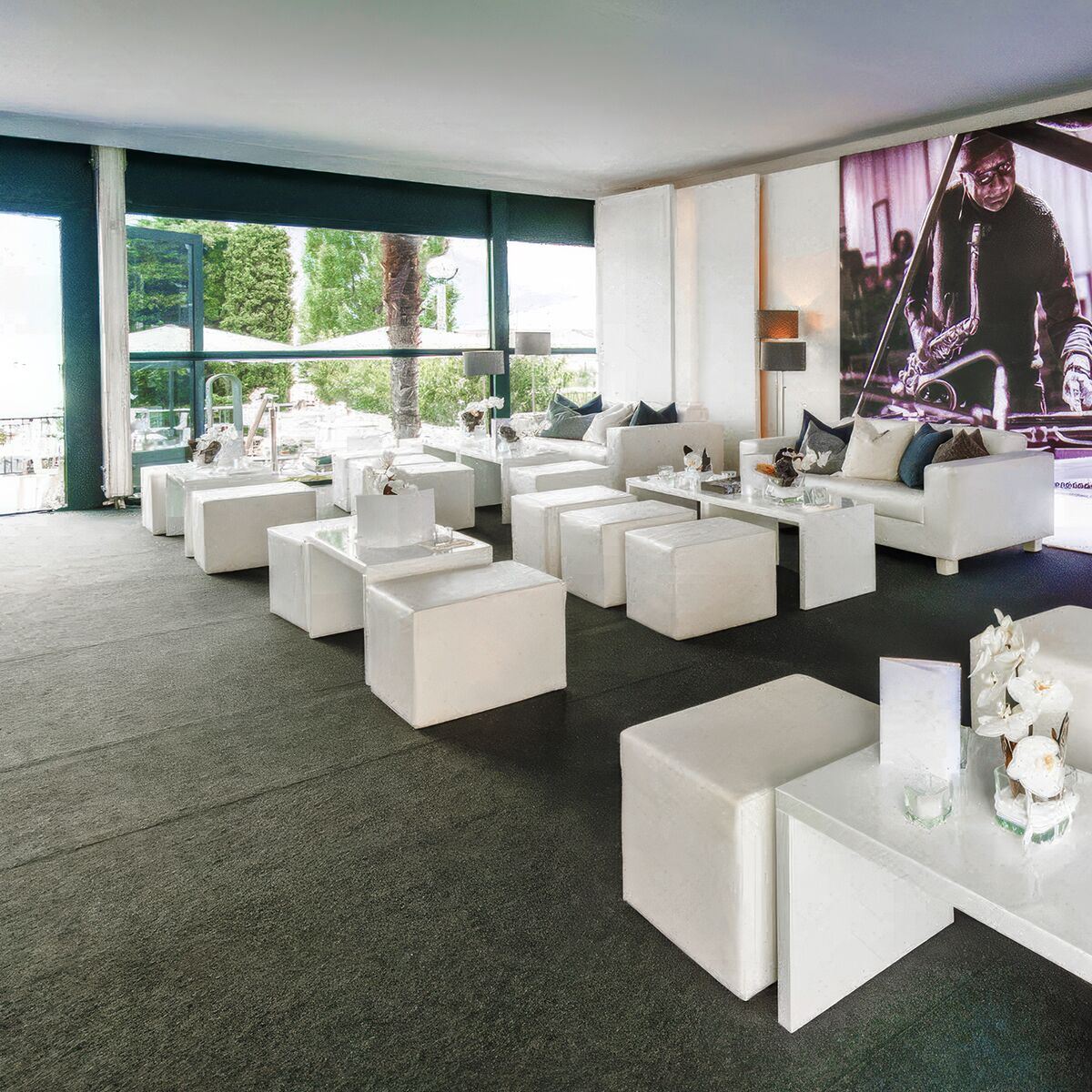 sofa mieten in weiss für event mit sitzhocker