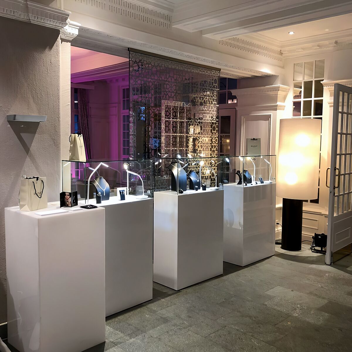 designer vitrine mieten mit led leuchten