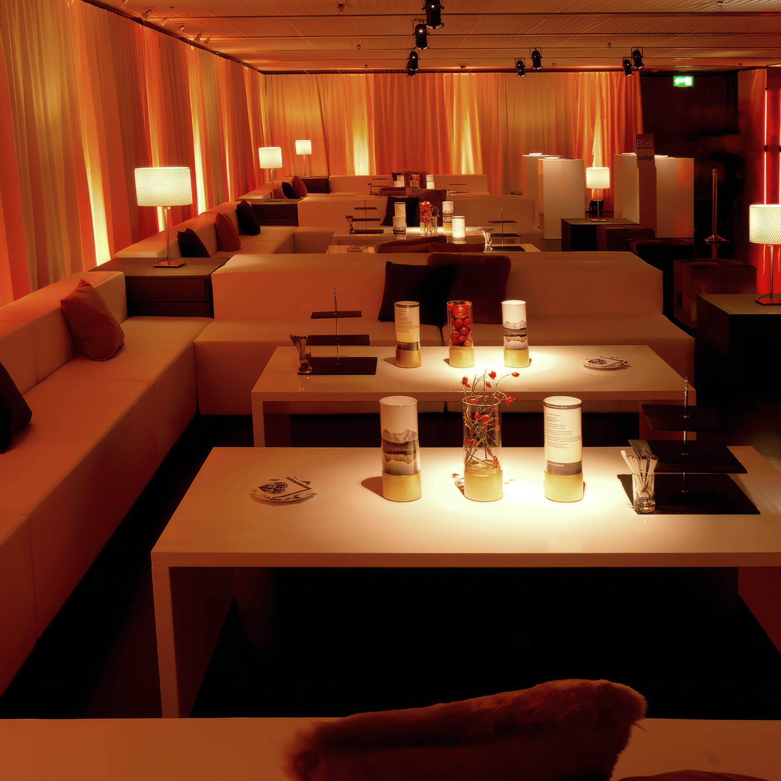 eck-sofa-mieten-mit-event-dekoration-für-catering