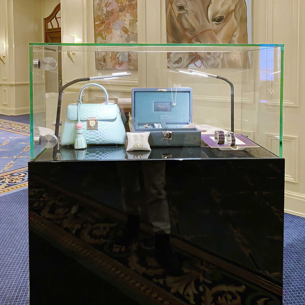 grosse uhren und schmuck vitrine mieten