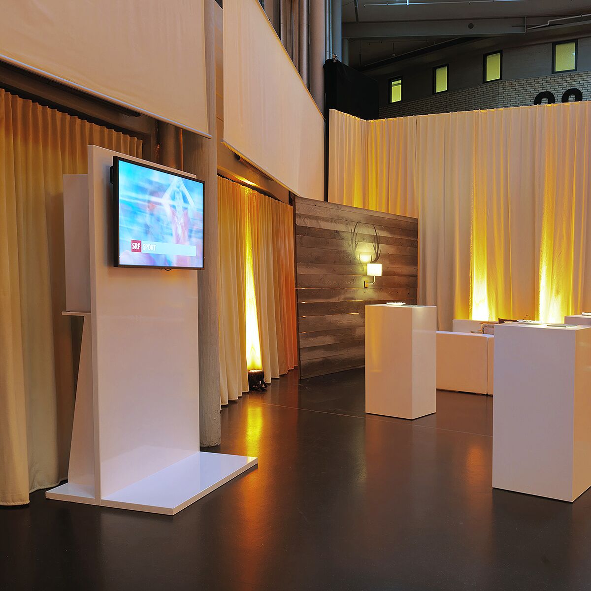 grosser event und messe tv mieten mit ständer