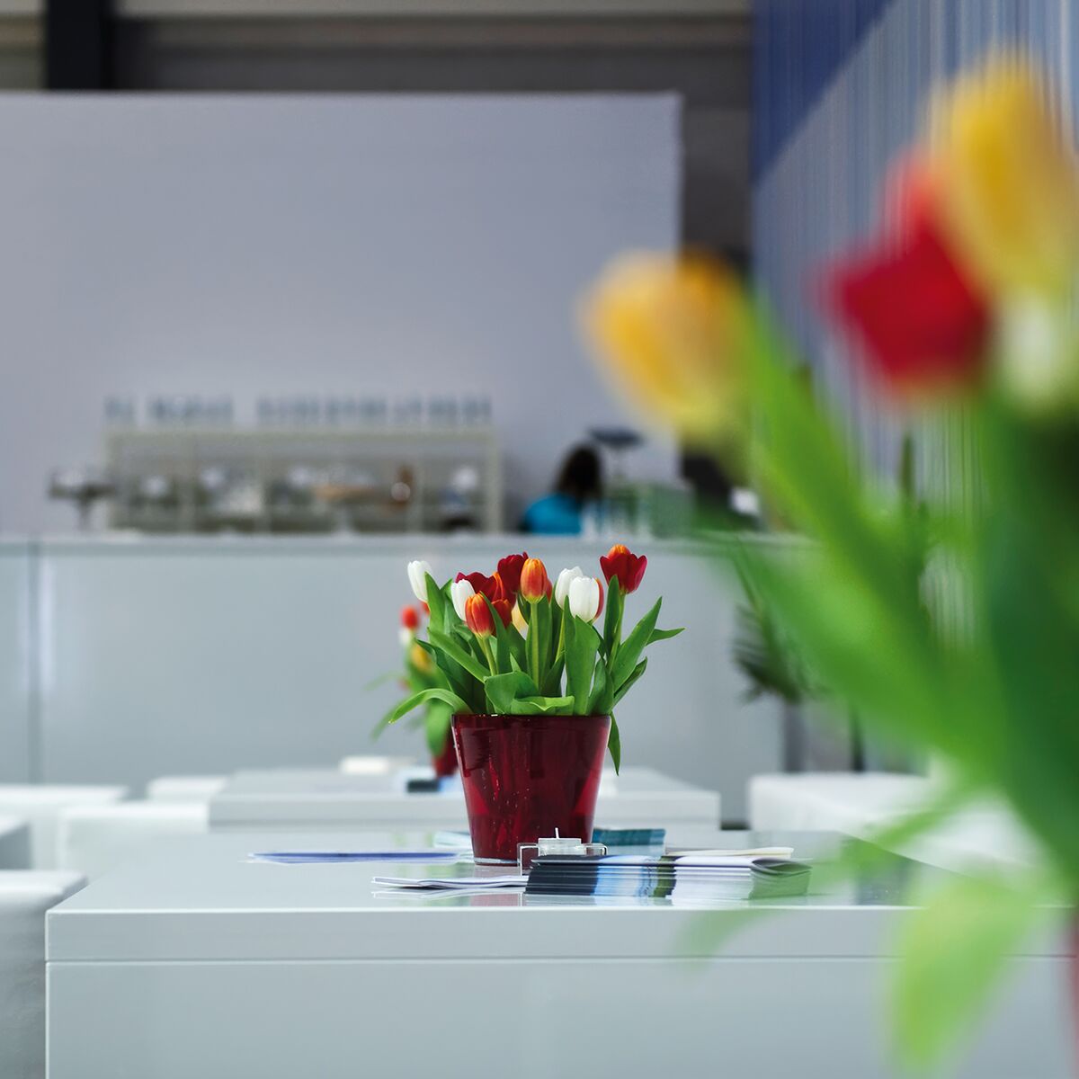 grosser lounge tisch mieten in weiss mit blumendeko