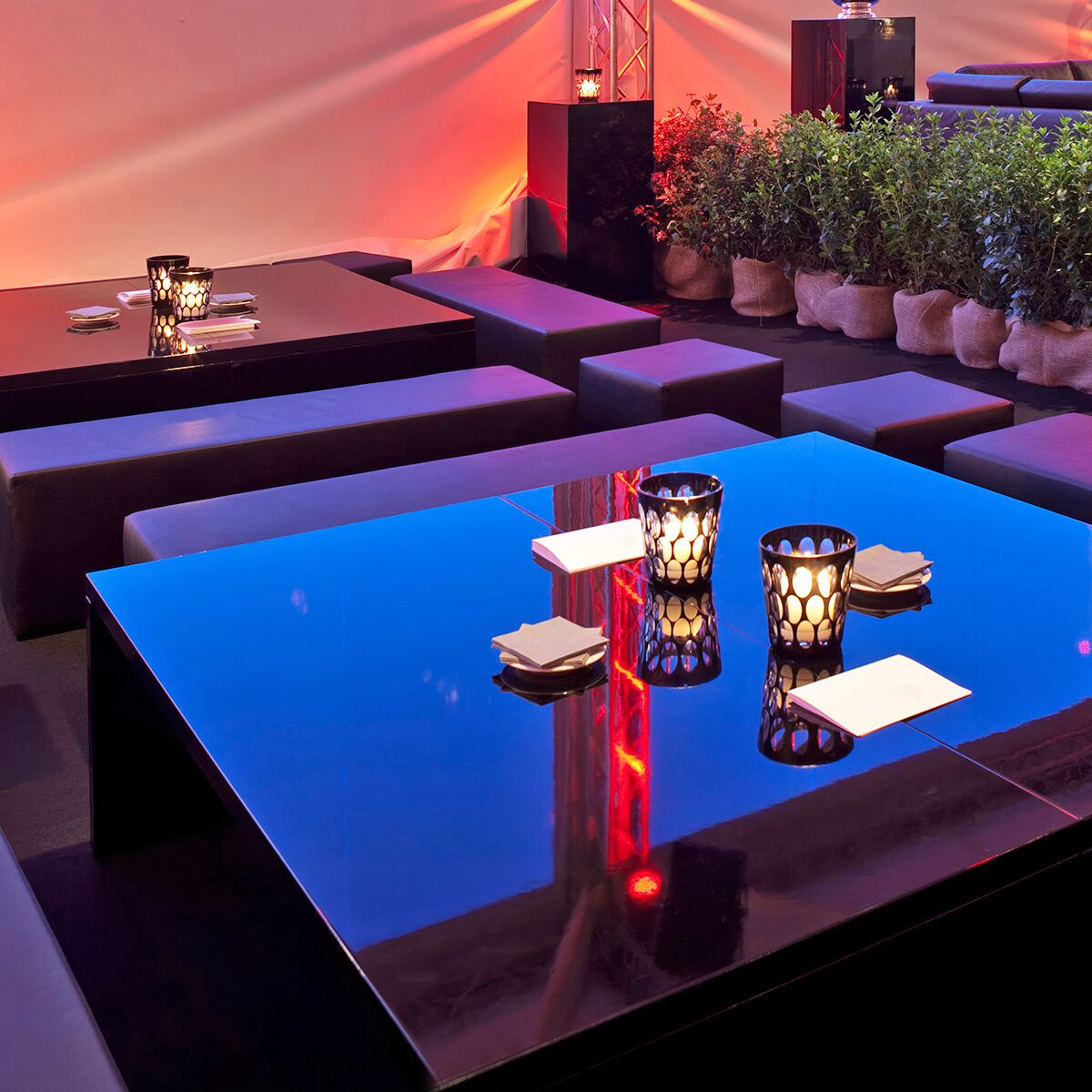 grosser schwarzer loungetisch mieten für event sofa