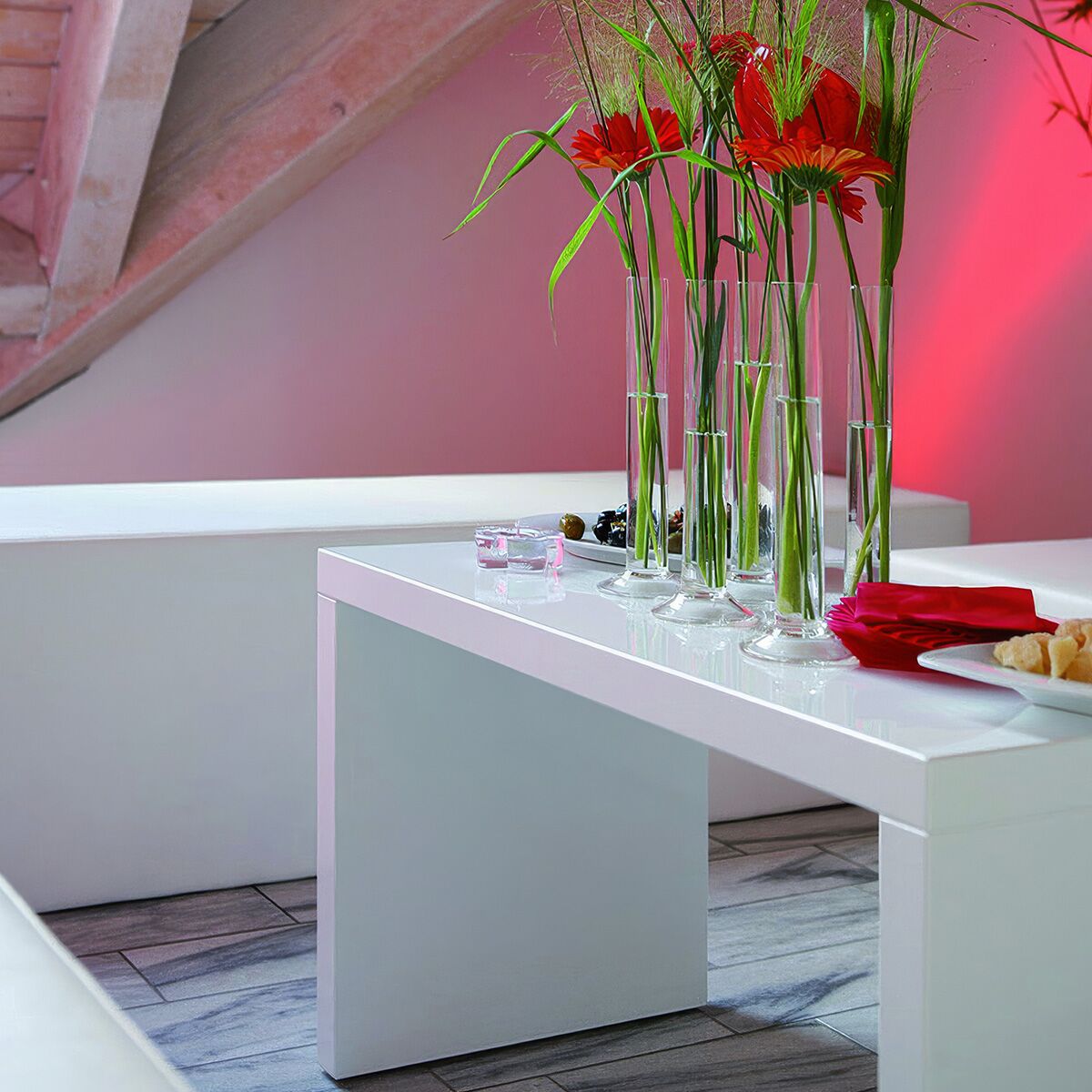 kleiner lounge tisch mieten in weiss
