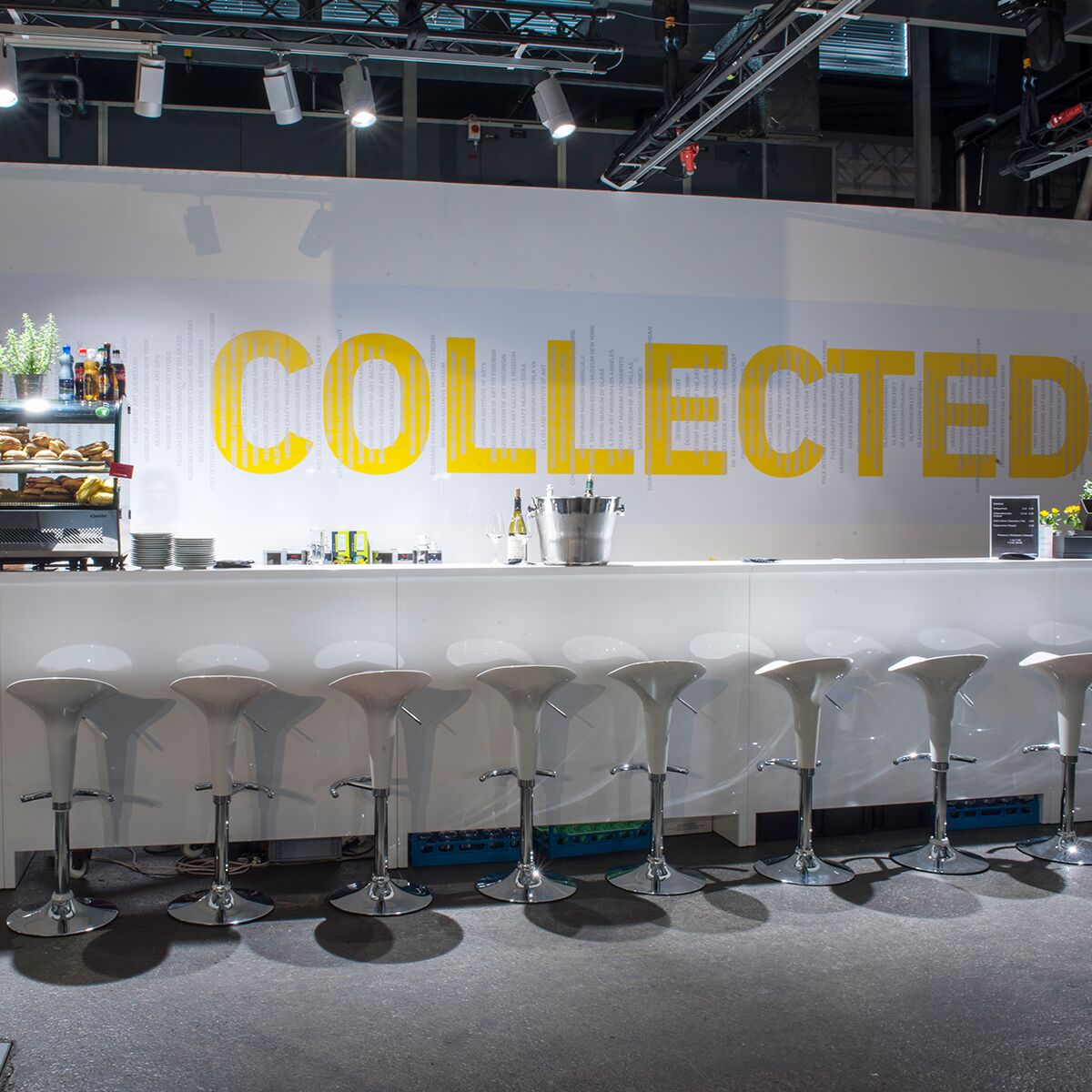 messe bar mieten in weiss mit barhocker