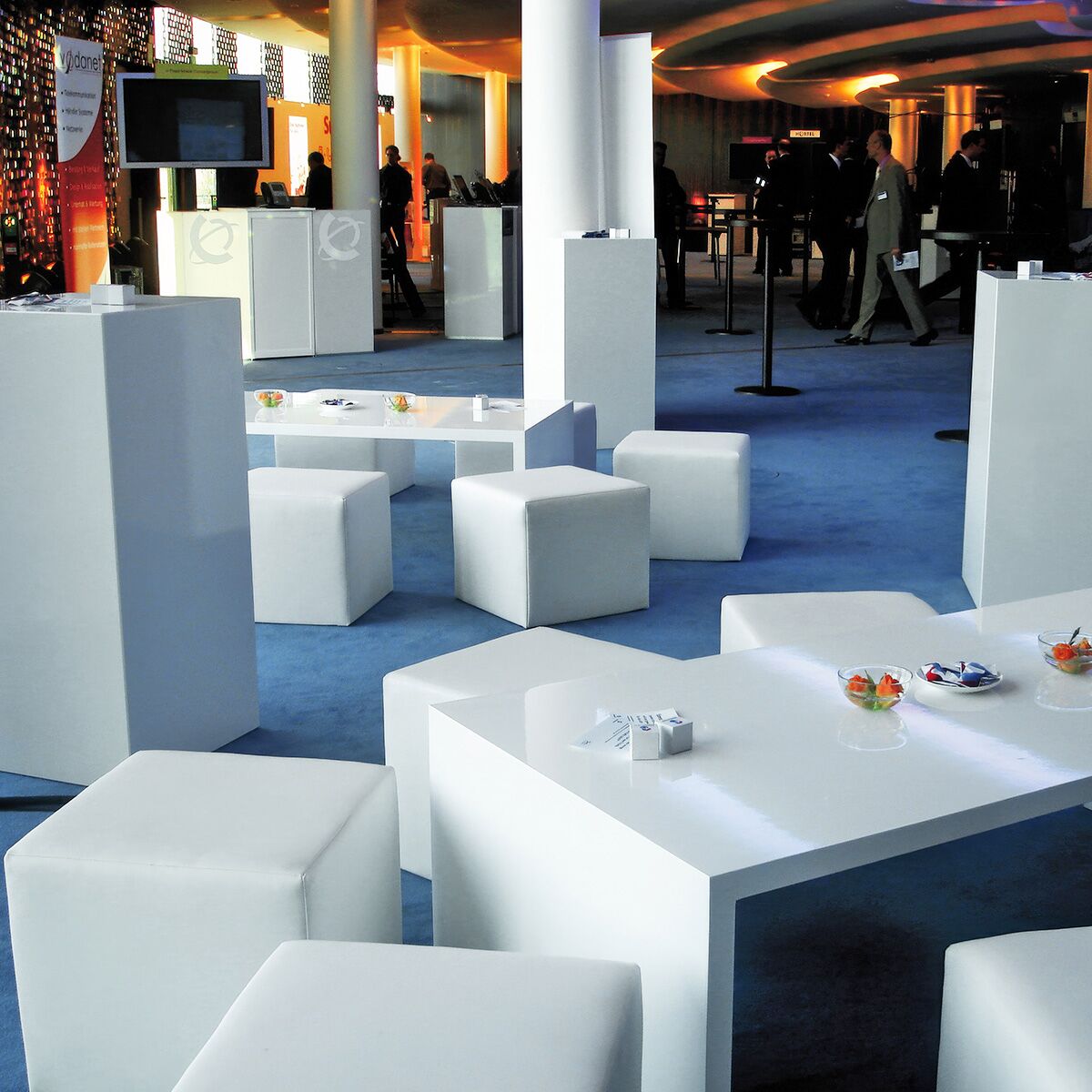messe lounge tisch mieten mit sitzhocker in weiss