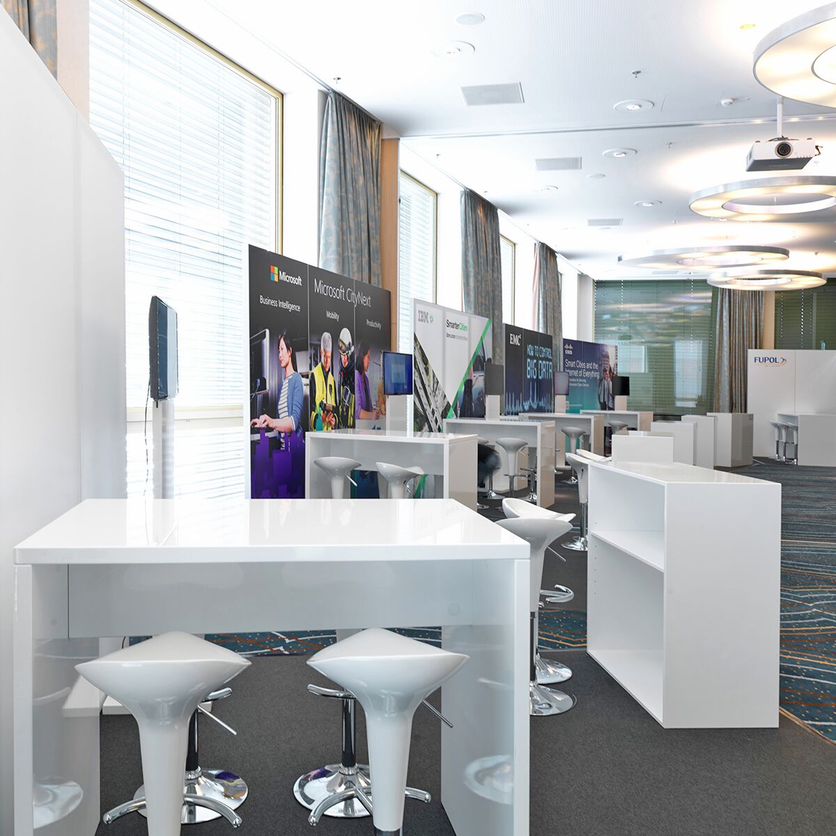 messe stehtisch mieten mit barhocker