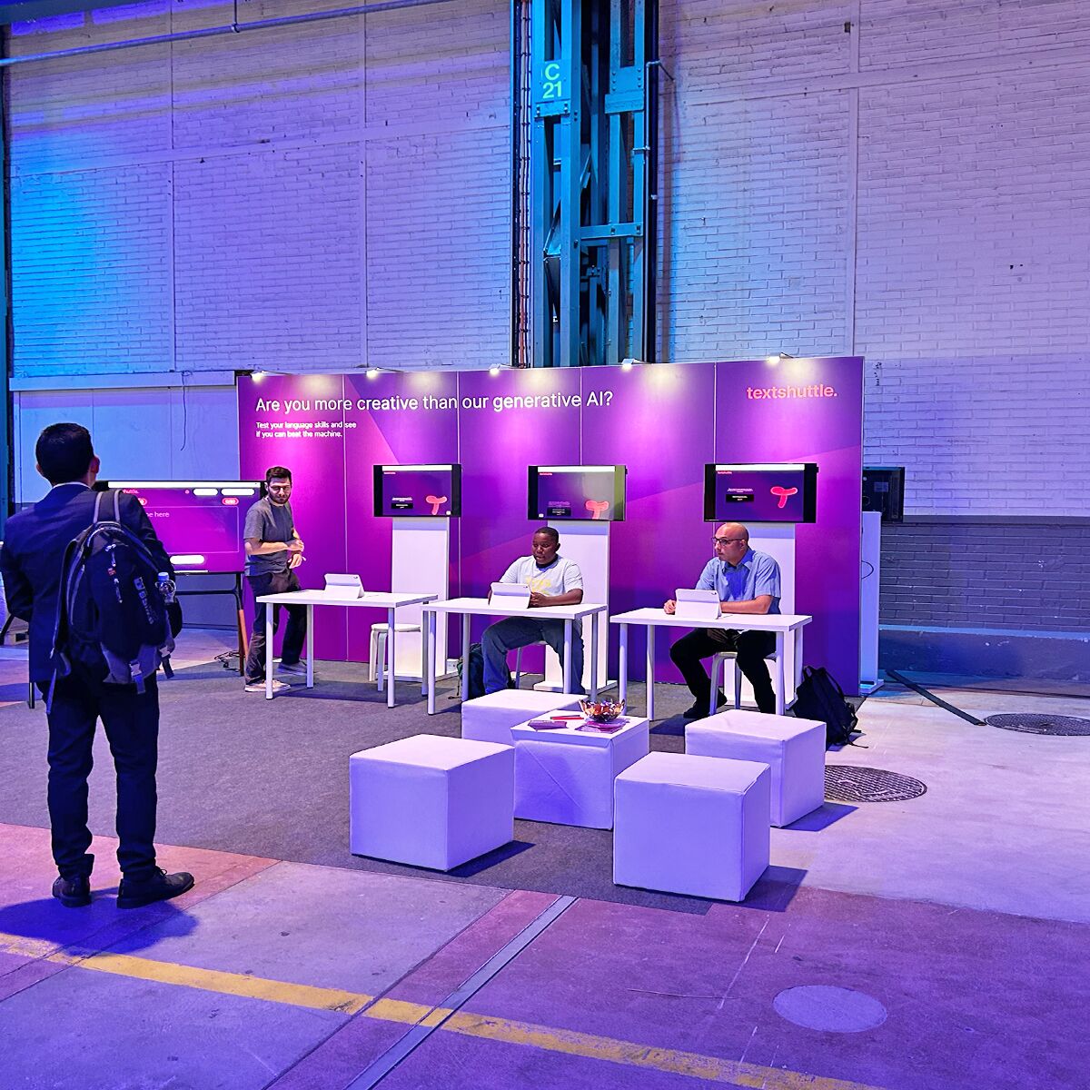 messestand mit bedruckter messewand