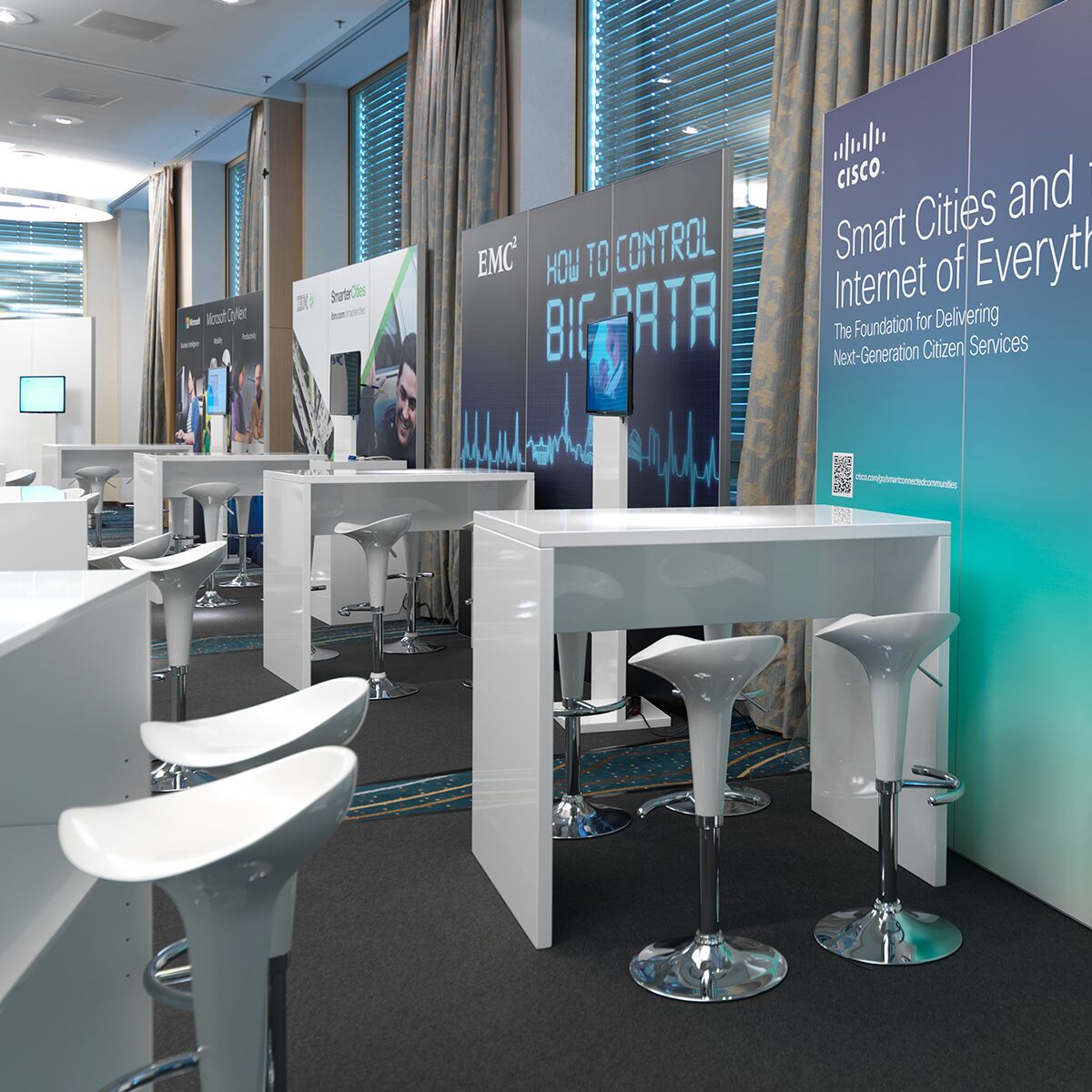 messetisch mieten mit barhocker und messewand