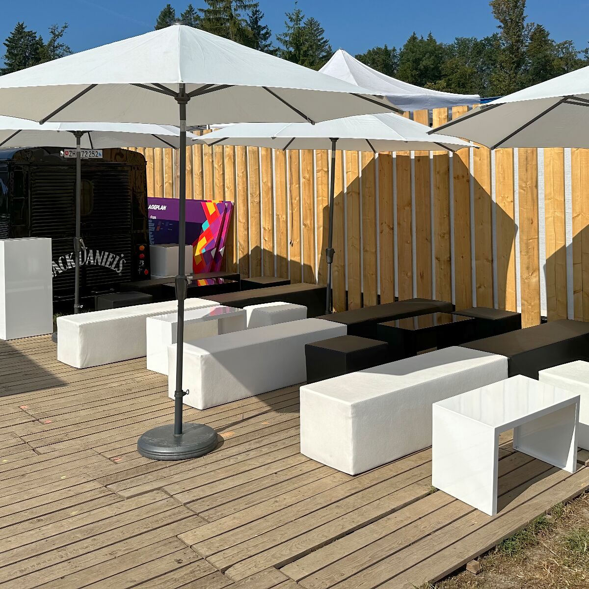 outdoor lounge sitz mieten-mit sonnenschirmen