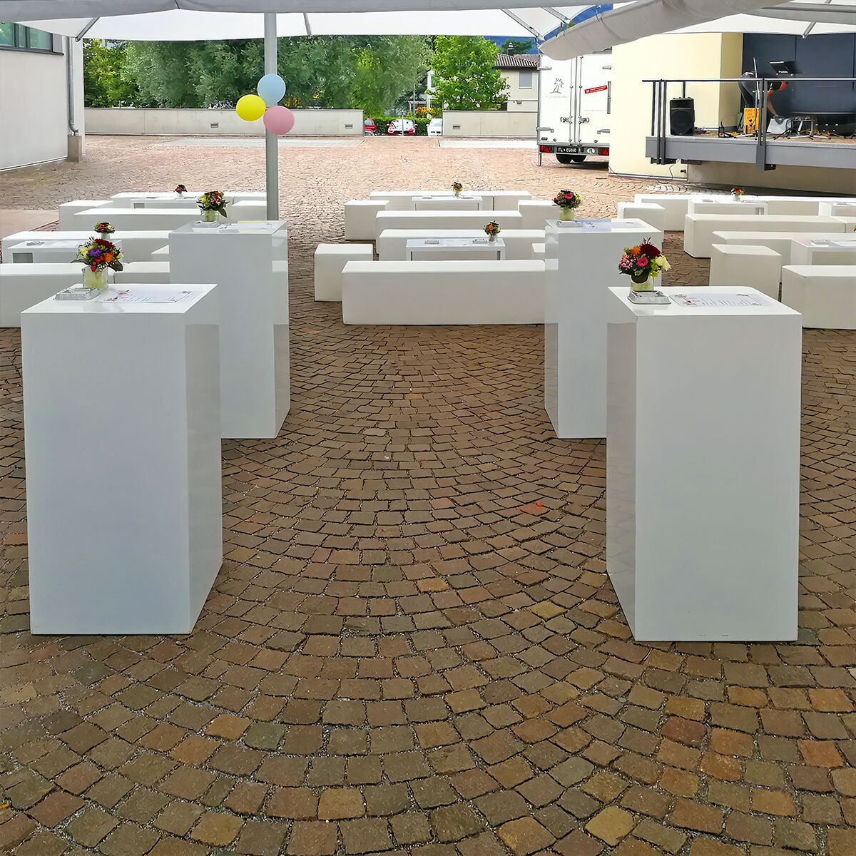 outdoor sitze mieten in weiss mit stehtischen