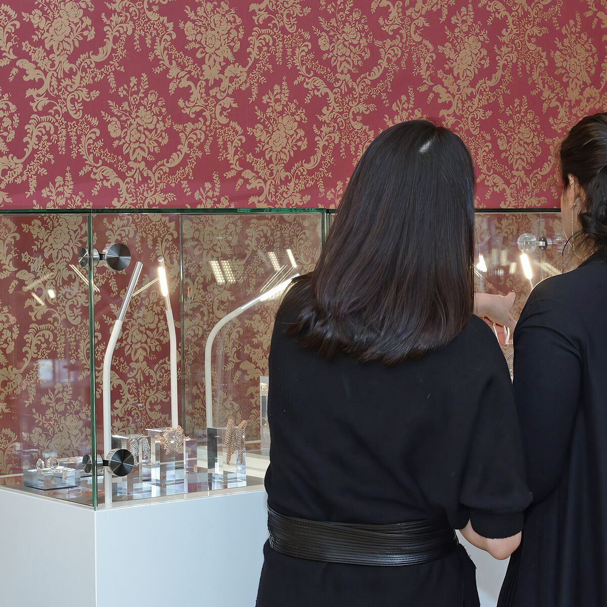 schmuck vitrine mieten mit beleuchtung