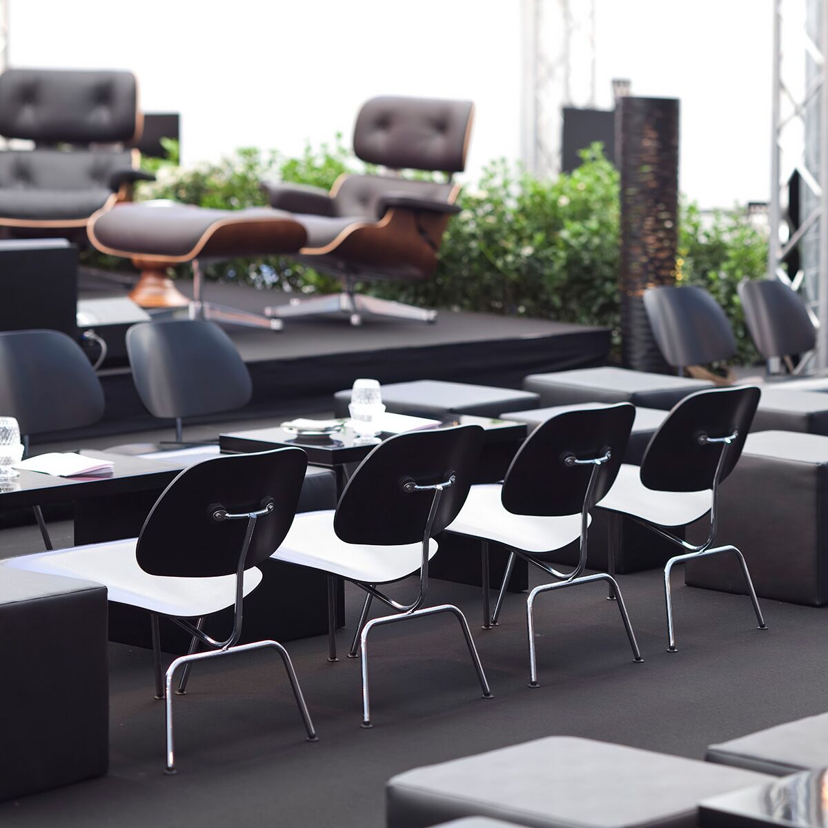 schwarze tiefer tisch mieten mit stühlen für event