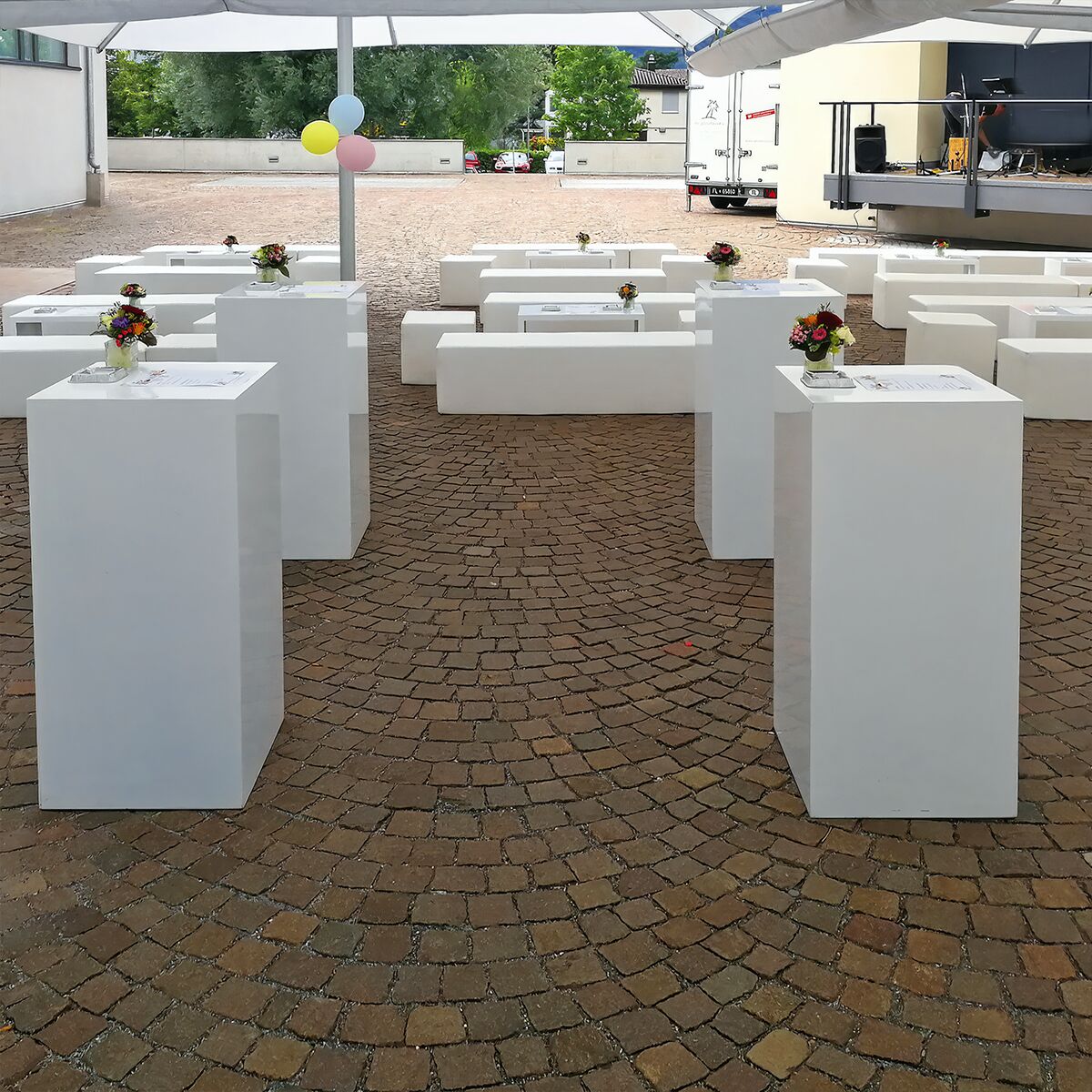 stehtische mit lounge und beistelltische mieten