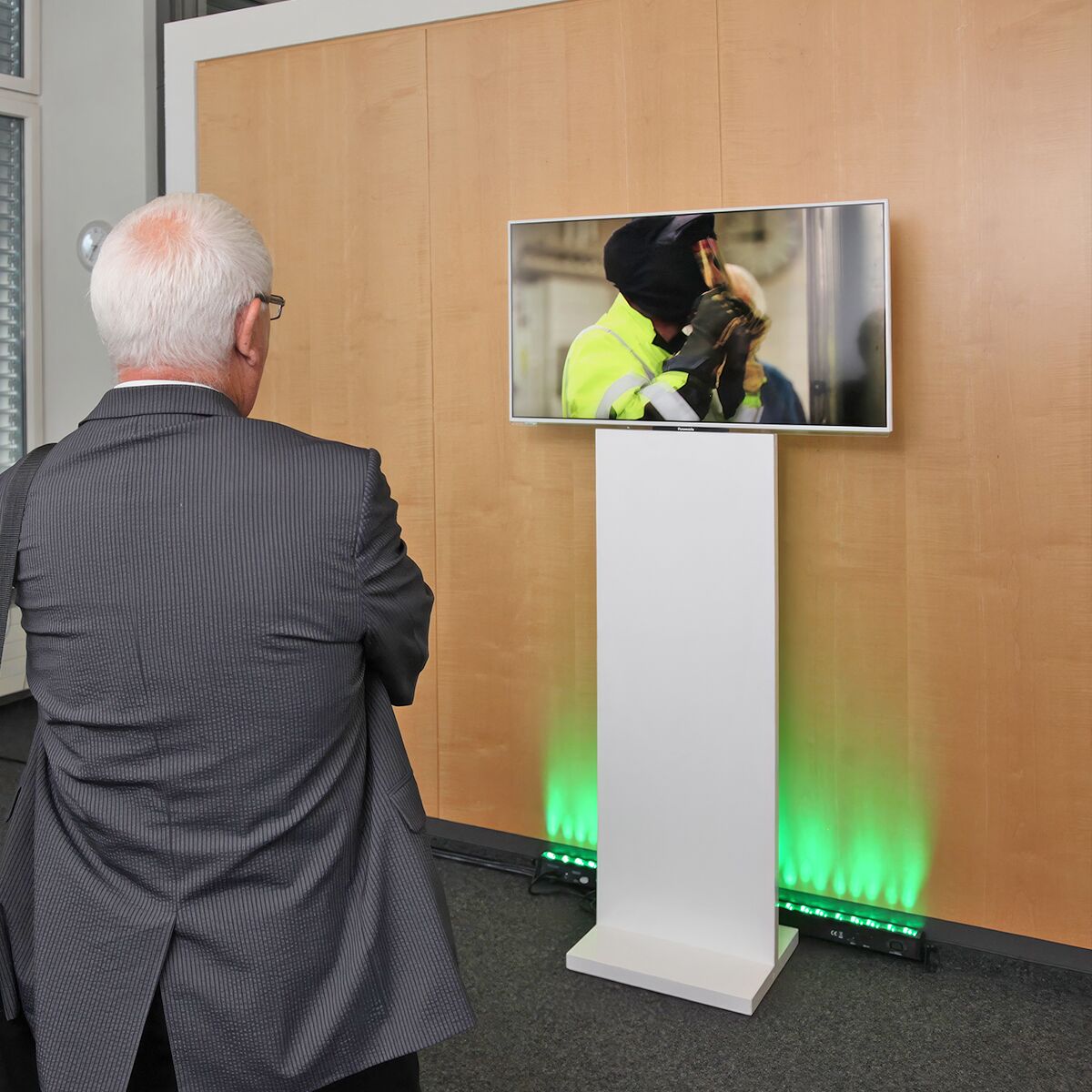 tv screen mieten für messe und event