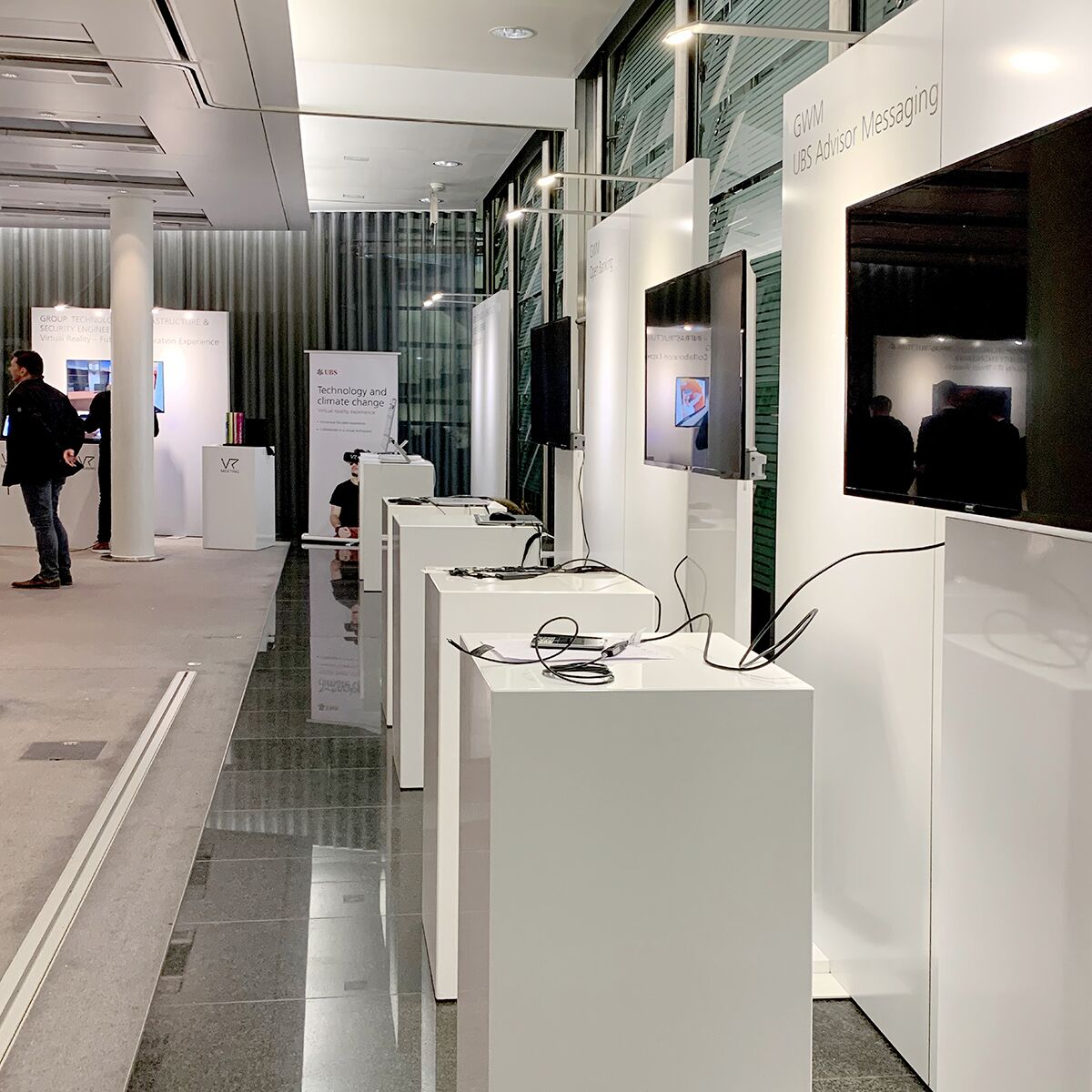 tv screen mieten mit ständer für messen und events