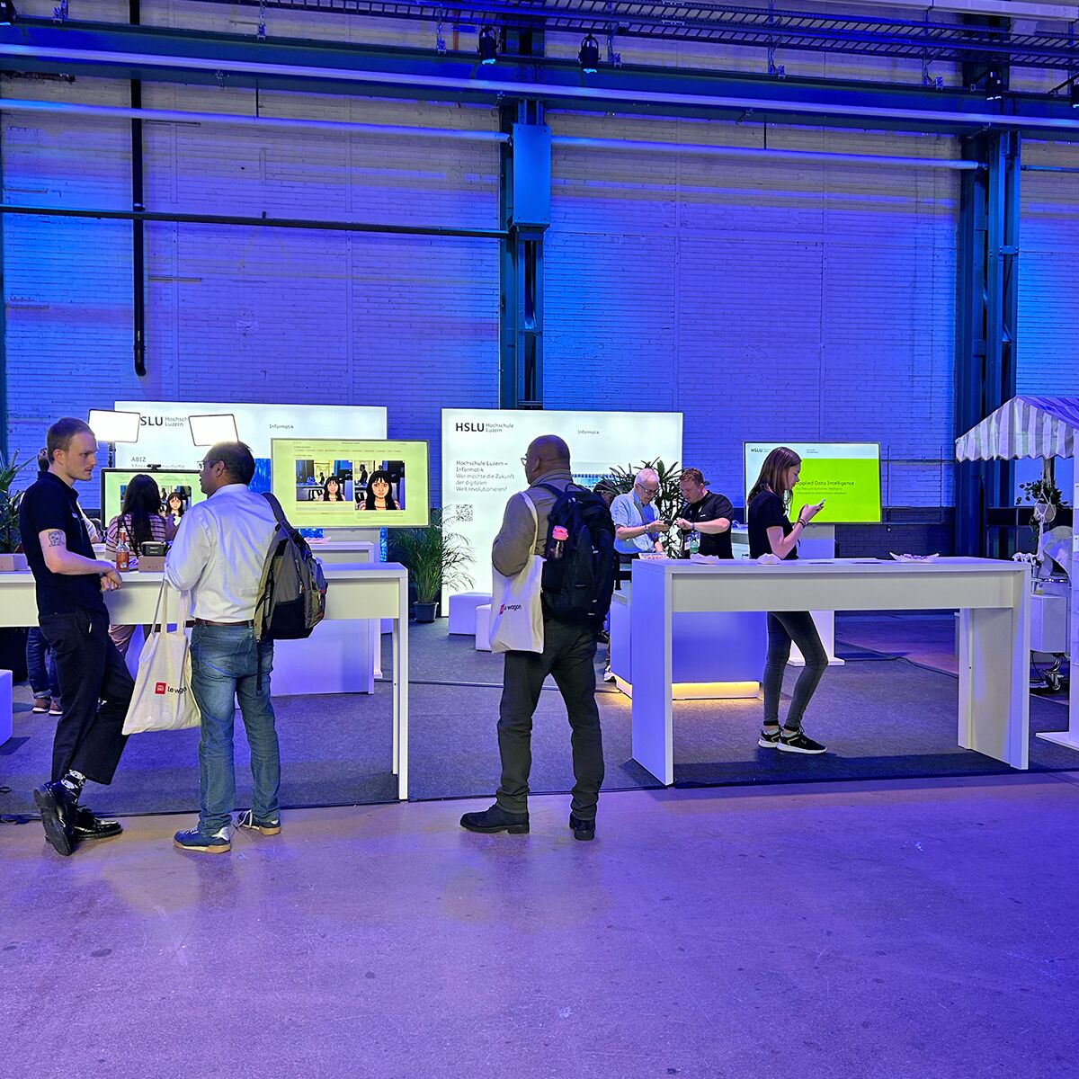 tv screens im einsatz an einer messe