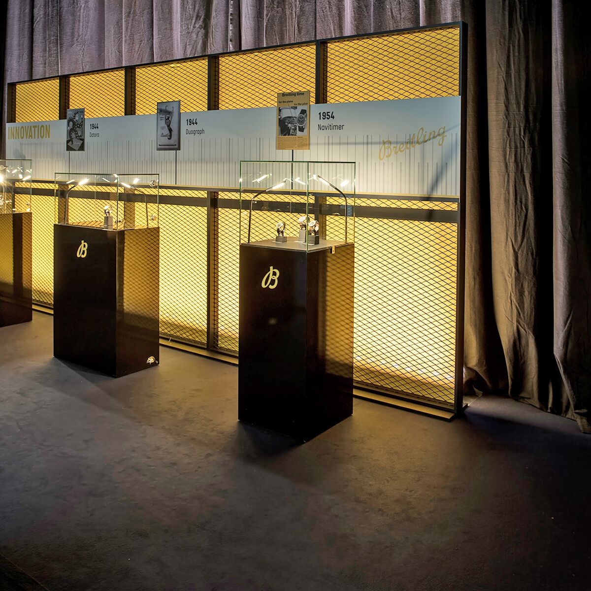 uhren vitrine mieten in schwarz mit led