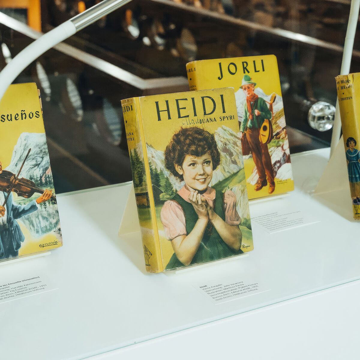 vitrine mieten für bücher ausstellung