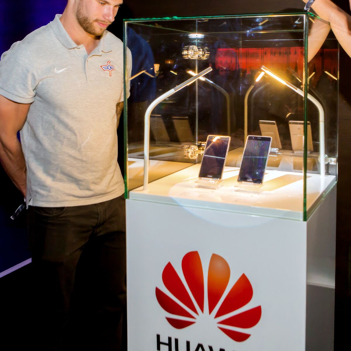 vitrine mieten mit led beleuchtung