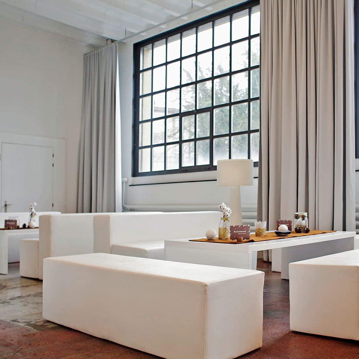 weisse-lounge-möbel-mieten-für-event-bild-papiersaal-zürich-schweiz