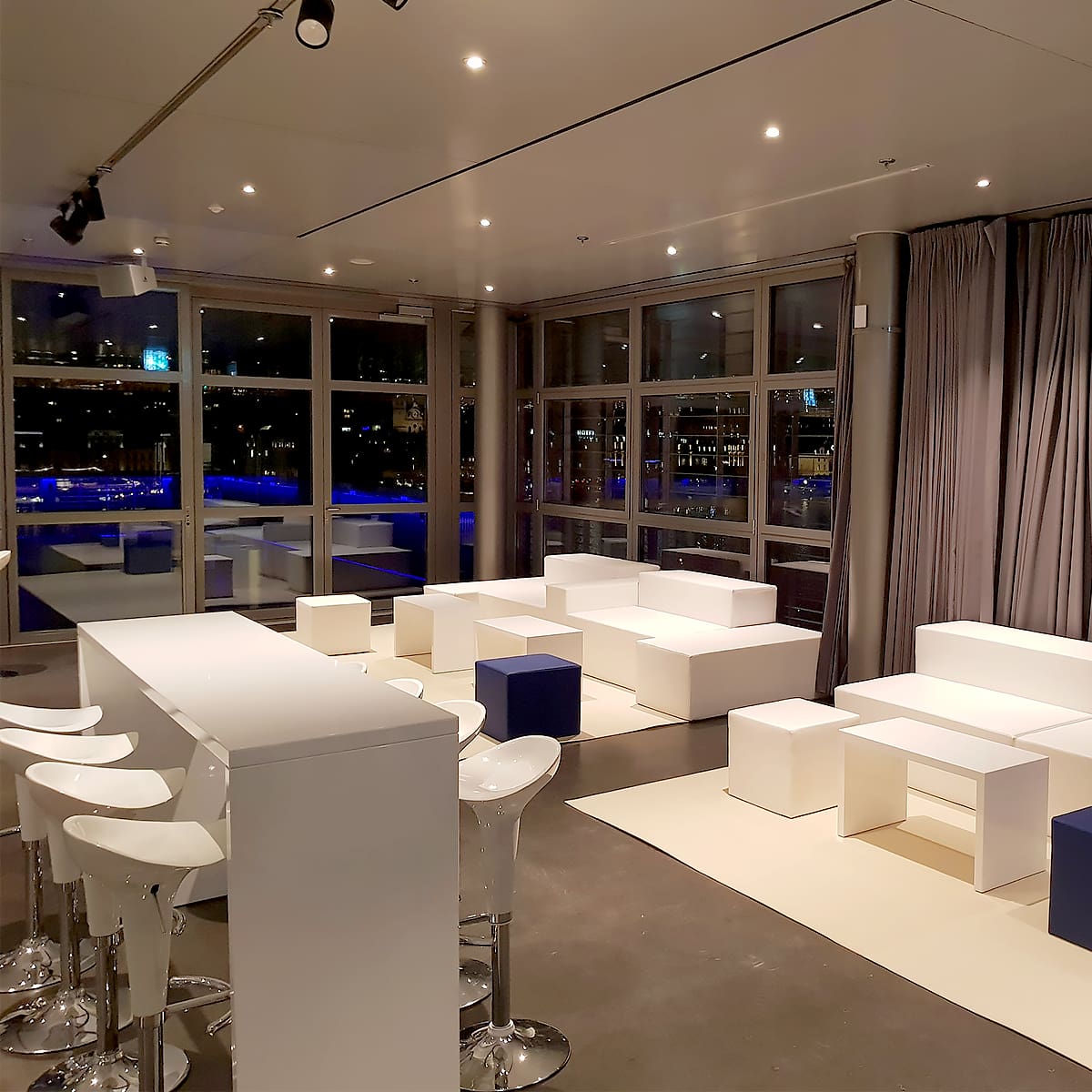 weisse lounge möbel mieten mit stehtischen bild kkl luzern schweiz