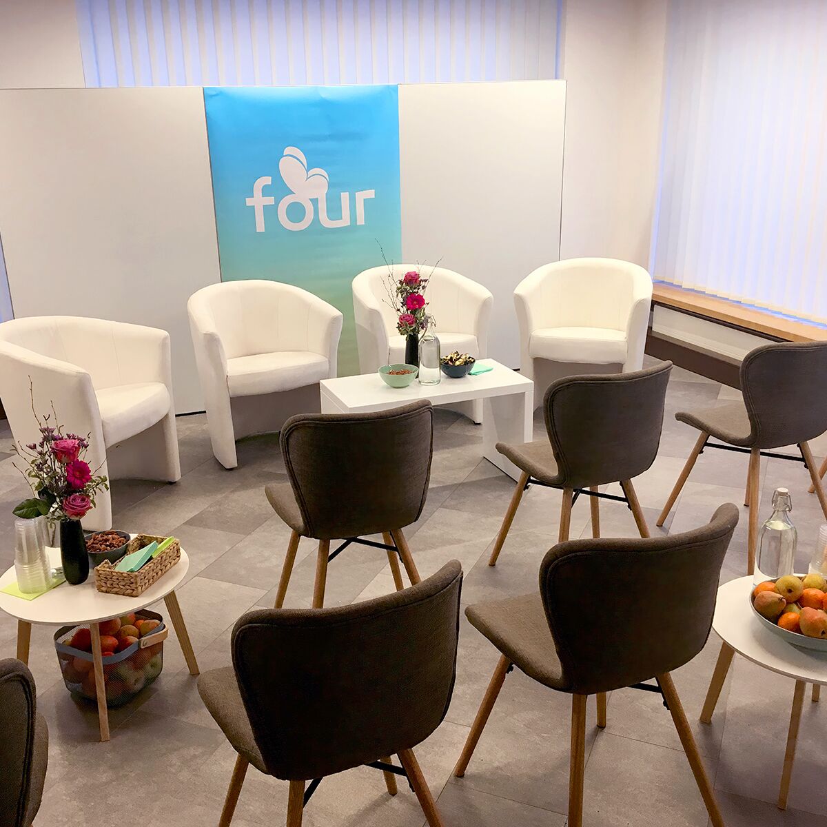 weisser beistelltisch mieten mit holz