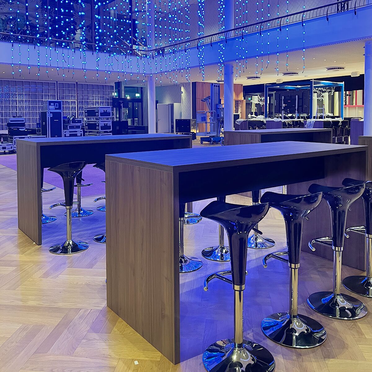 grosser holz stehtisch mieten