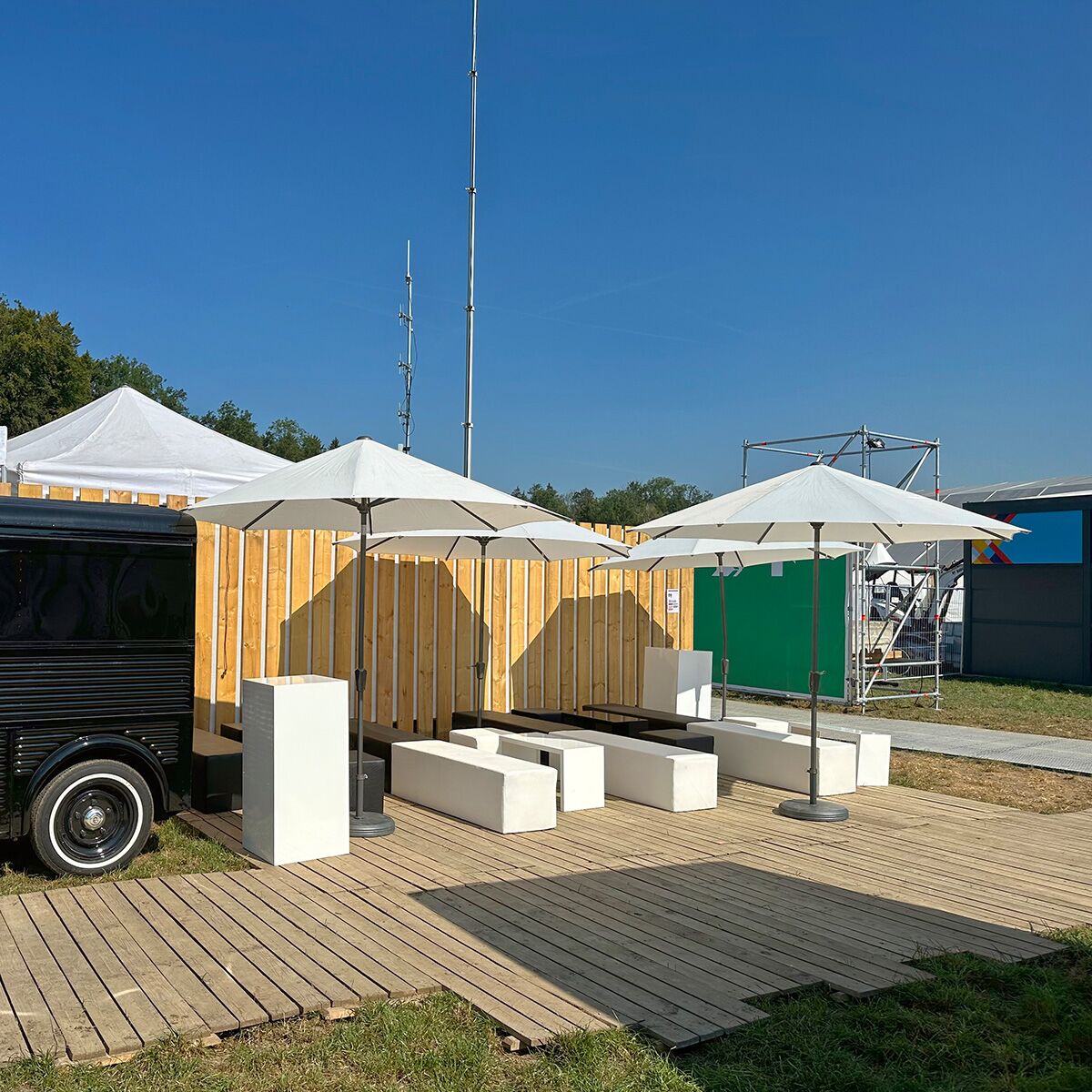 kleine outdoor lounge mieten mit sonnenschirmen in weiss