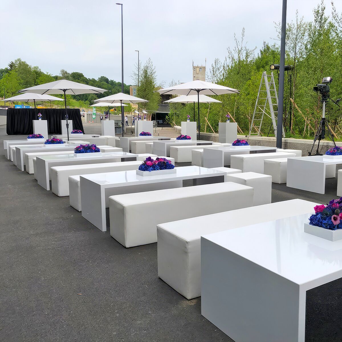outdoor lounge mieten in weiss mit sonnenschirmen