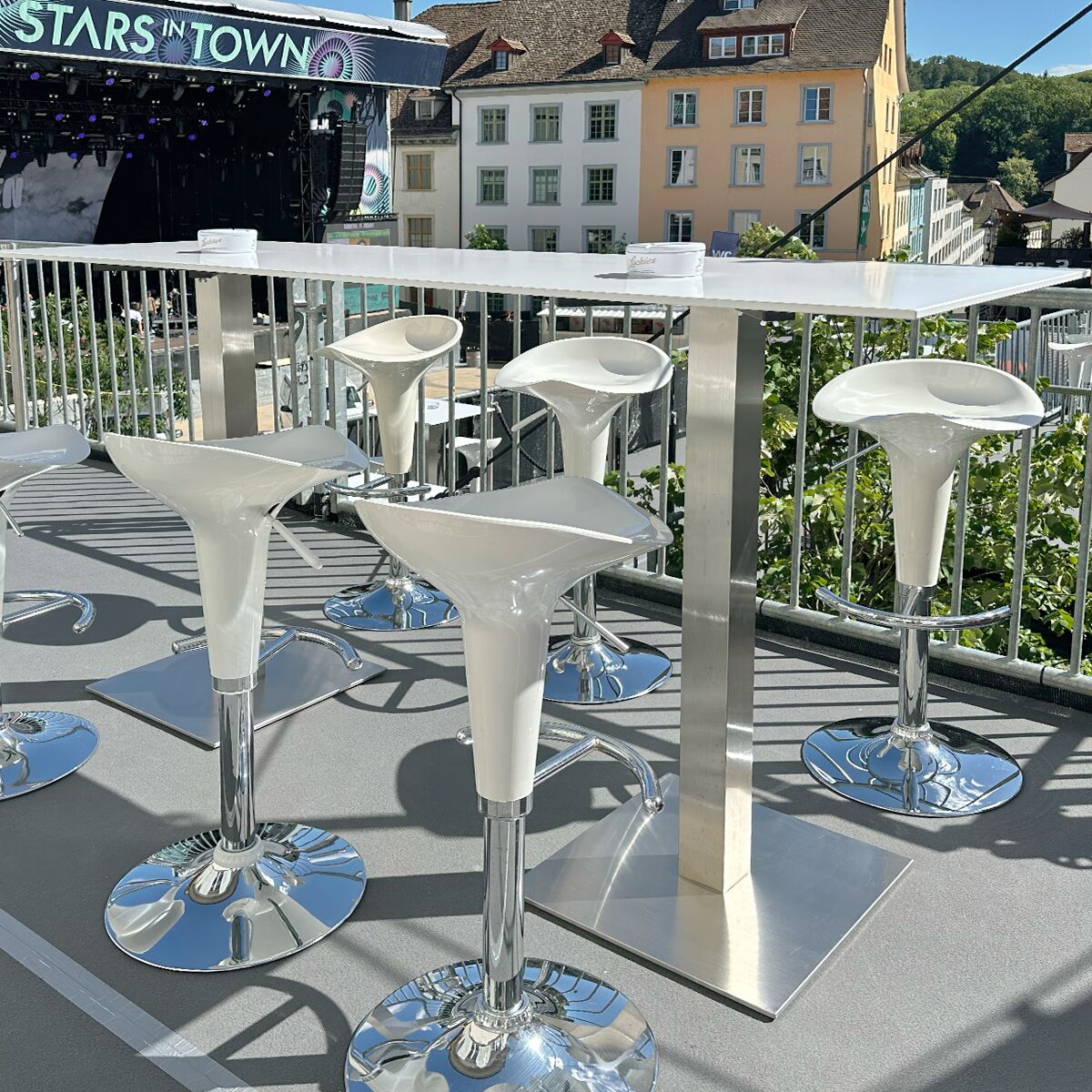 outdoor stehtisch mieten mit barhocker in weiss
