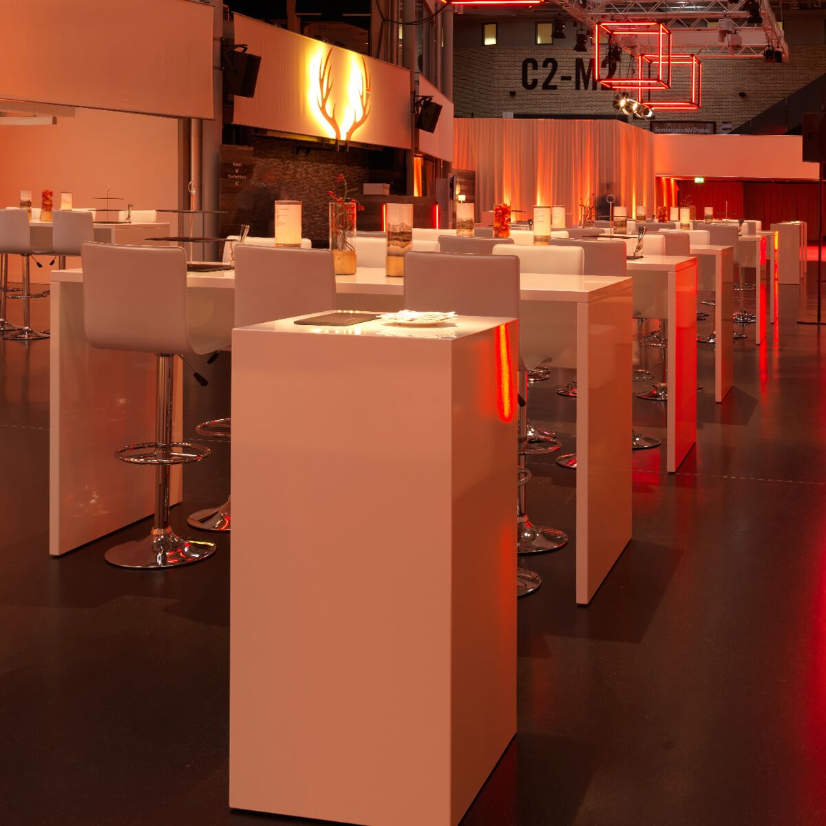 stehtische in weiss mit barhocker mieten