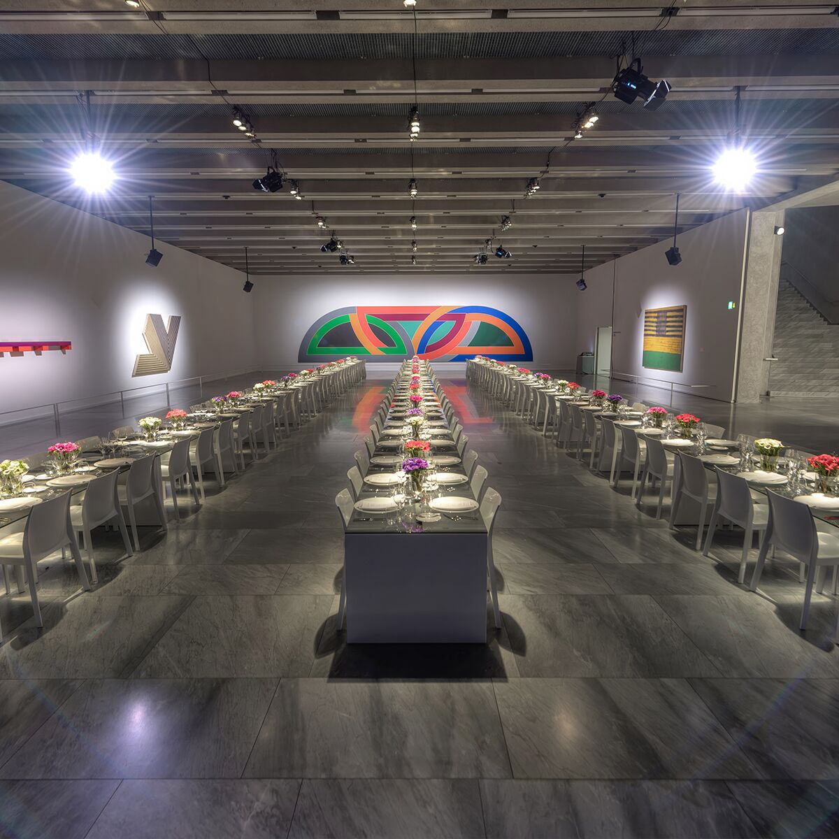 weisse bankettstühle mieten stapelbar